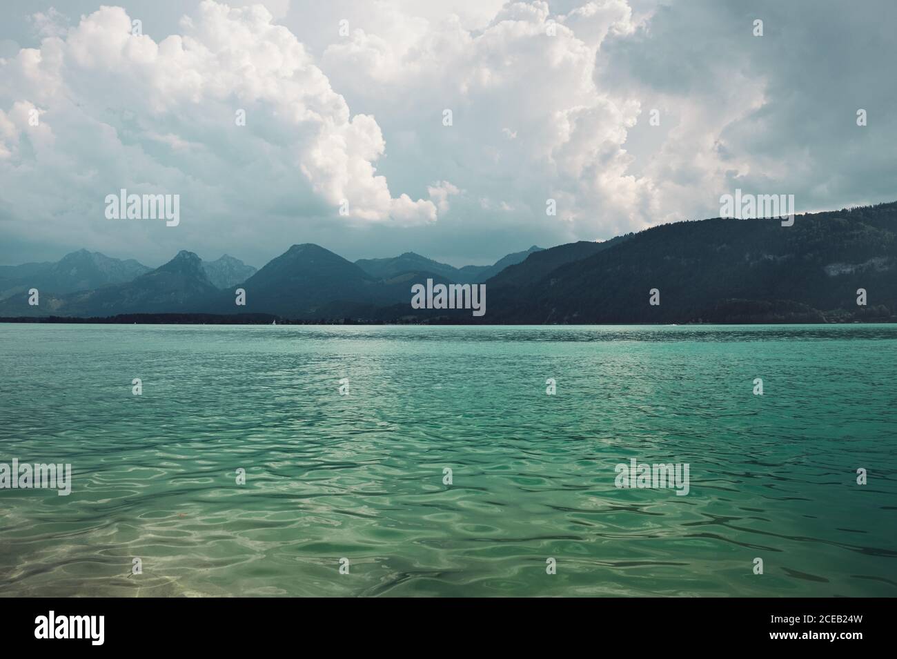 Bellissimo lago e enorme scala sulla riva Foto Stock