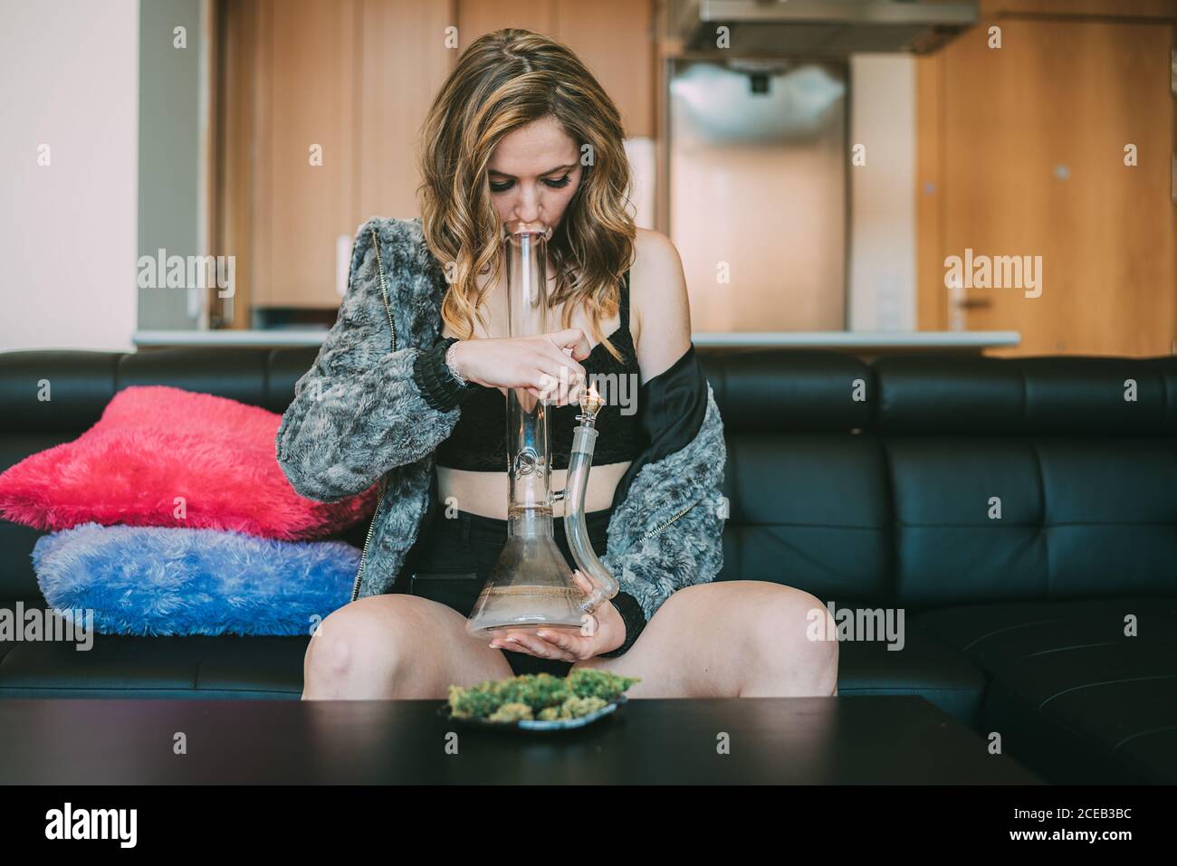 La Mano Tiene Una Pipa Per Fumare Marijuana - Fotografie stock e