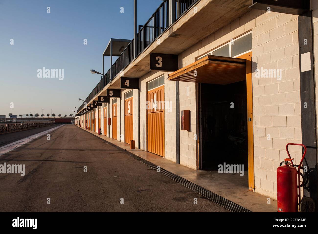 Strada con garage arancioni con numeri Foto Stock