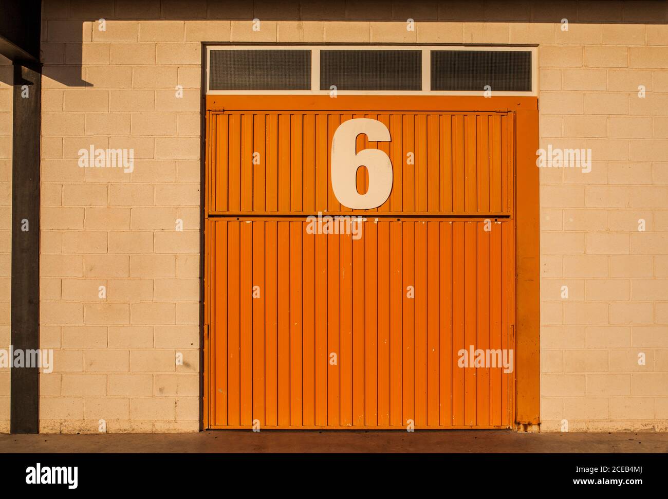 Porta del garage numero sei Foto Stock