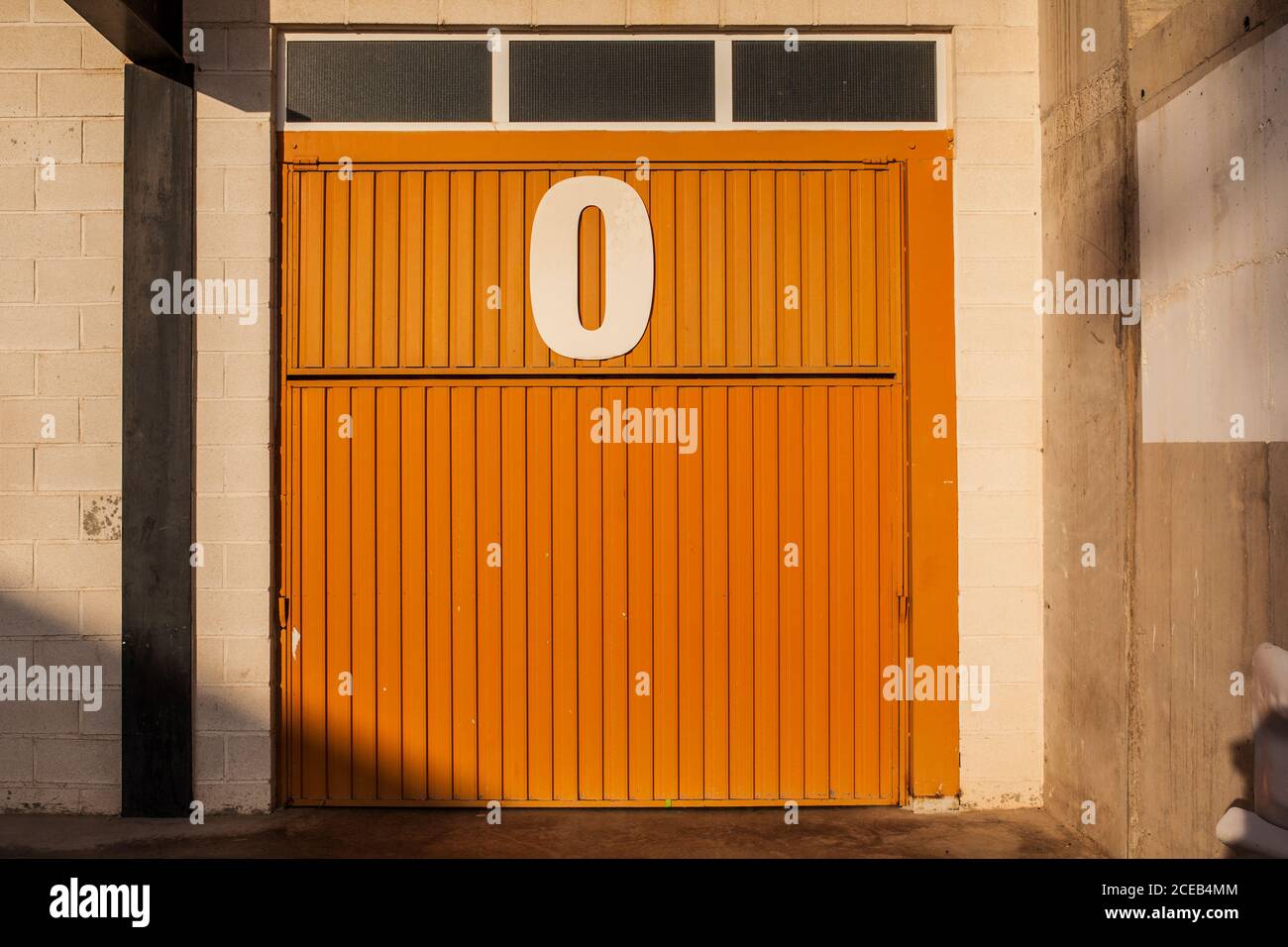 Porta del garage con numero zero Foto Stock