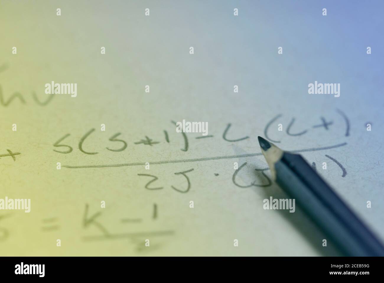 Immagine del concetto di successo aziendale. Formula di scrittura manuale su carta con penna. Foto Stock