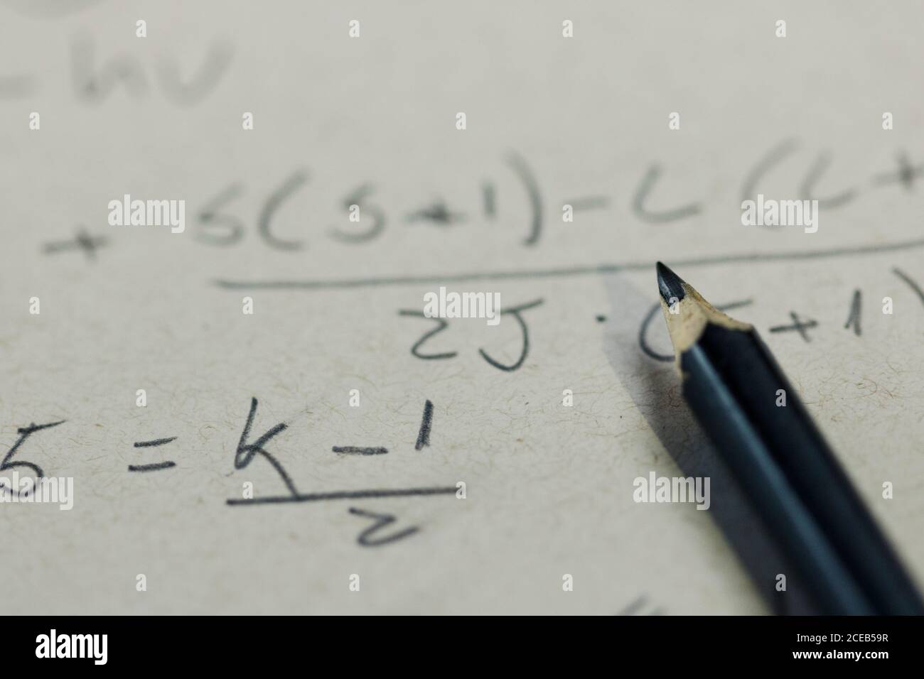 Immagine del concetto di successo aziendale. Formula di scrittura manuale su carta con penna. Foto Stock