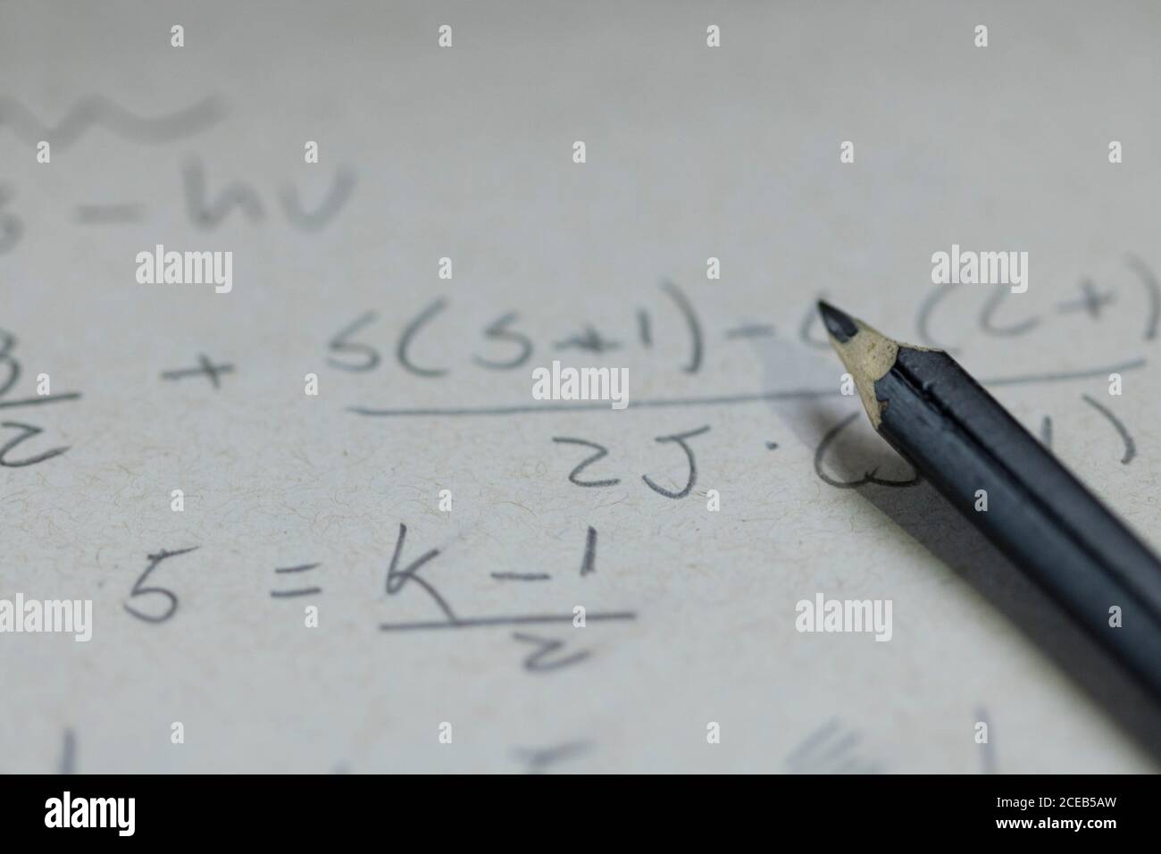 Immagine del concetto di successo aziendale. Formula di scrittura manuale su carta con penna. Foto Stock