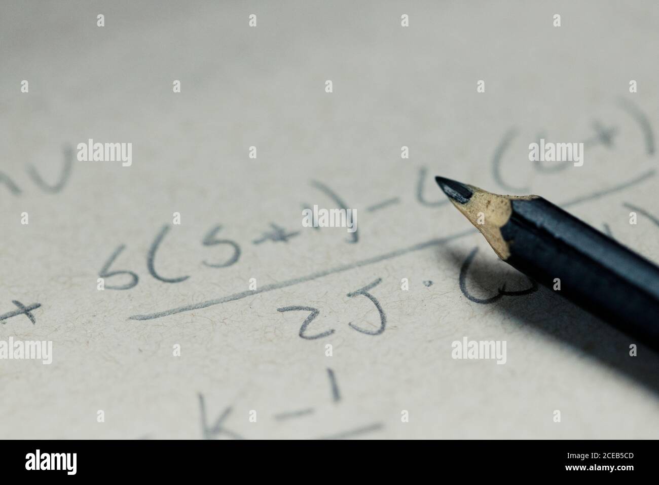 Immagine del concetto di successo aziendale. Formula di scrittura manuale su carta con penna. Foto Stock