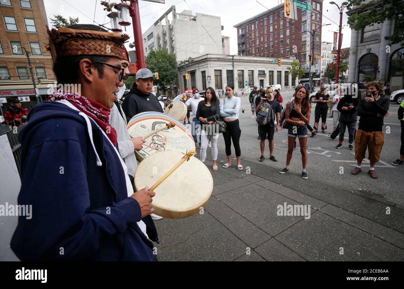 Vancouver, Canada. 31 Agosto 2020. La gente suona la batteria durante un memoriale per ricordare le vittime di overdose a Vancouver, British Columbia, Canada, 31 agosto 2020. La gente ha preso parte ad un evento memoriale a Vancouver lunedì per commemorare i loro cari che sono morti per overdose di droga durante la Giornata Internazionale di consapevolezza di Overdose, Che è un evento globale che si tiene il 31 agosto di ogni anno che mira ad aumentare la consapevolezza di overdose e ridurre lo stigma della morte correlata alla droga. Credit: Liang Sen/Xinhua/Alamy Live News Foto Stock