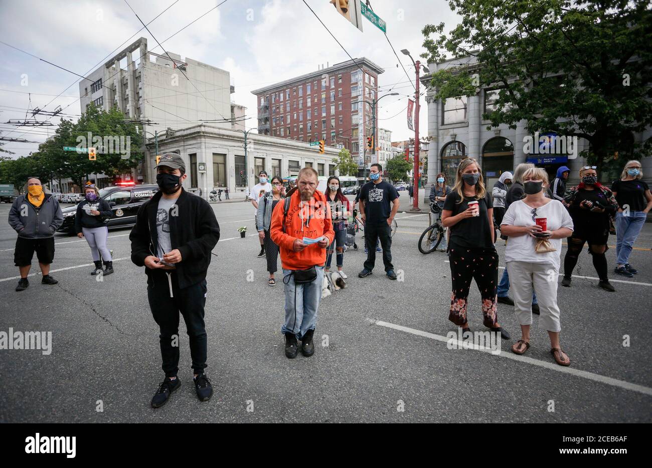 Vancouver, Canada. 31 Agosto 2020. La gente partecipa ad un memoriale per ricordare le vittime di overdose a Vancouver, British Columbia, Canada, agosto 31, 2020. La gente ha preso parte ad un evento memoriale a Vancouver lunedì per commemorare i loro cari che sono morti per overdose di droga durante la Giornata Internazionale di consapevolezza di Overdose, Che è un evento globale che si tiene il 31 agosto di ogni anno che mira ad aumentare la consapevolezza di overdose e ridurre lo stigma della morte correlata alla droga. Credit: Liang Sen/Xinhua/Alamy Live News Foto Stock