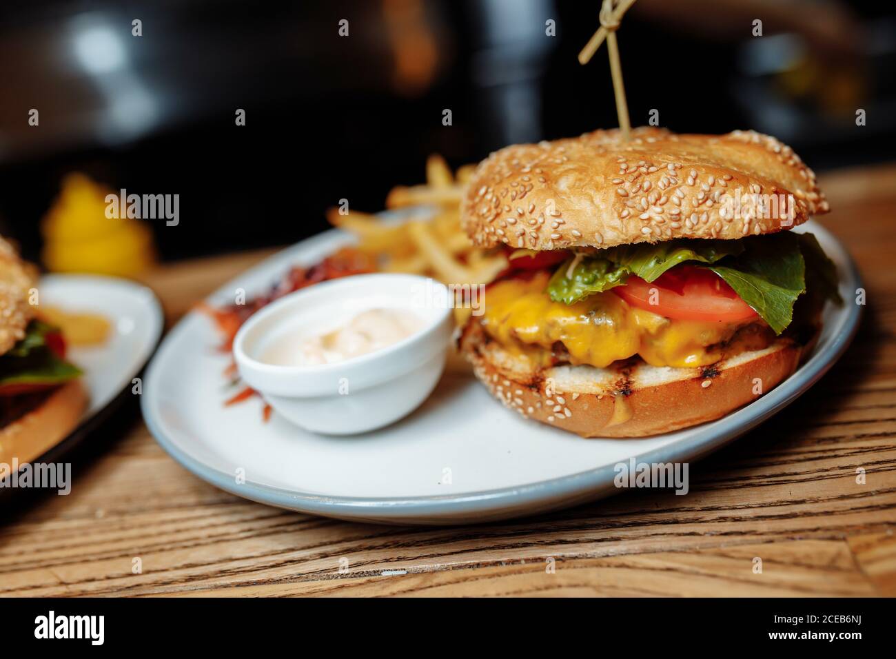 patatine fritte e sanwich combo sul piatto Foto Stock