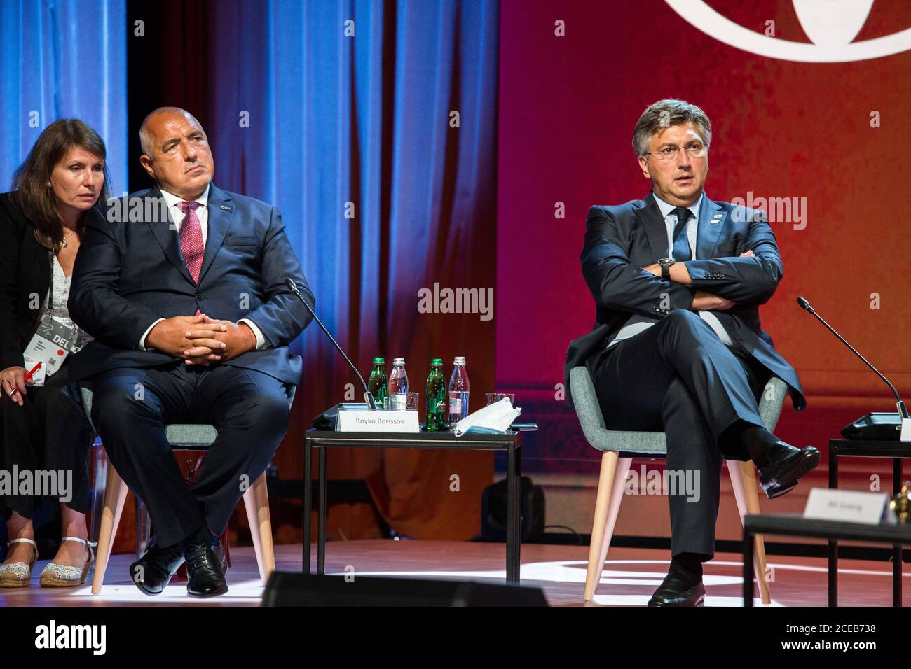 Il primo ministro bulgaro Boyko Borissov (L) e il primo ministro croato Andrej Plenkovic (R) partecipano a un gruppo di leader al 15° forum strategico di Bled. I leader europei si sono incontrati al forum strategico annuale di Bled per discutere dell’Europa dopo la Brexit e la pandemia della COVID-19. Foto Stock