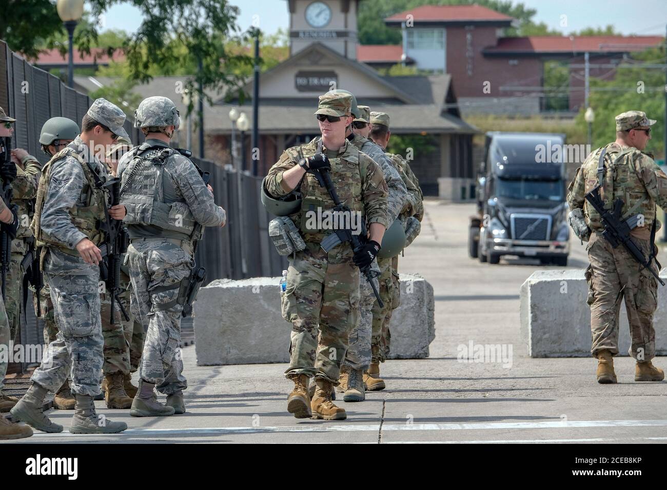 Kenosha, Stati Uniti. 31 Agosto 2020. La guardia nazionale pattuglia fuori dal tribunale della contea di Kenosha lunedì 31 agosto 2020. La situazione rimane tesa con le manifestazioni che continuano a combattere contro le sparatorie che hanno sparato sul retro di un Jacob Blake, un uomo nero disarmato la scorsa settimana a Kenosha, Wisconsin. Foto di Alex Wroblewski/UPI Credit: UPI/Alamy Live News Foto Stock