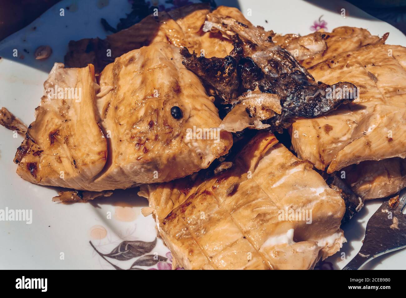 vista ravvicinata di pezzi di salmone appena grigliato piastra Foto Stock
