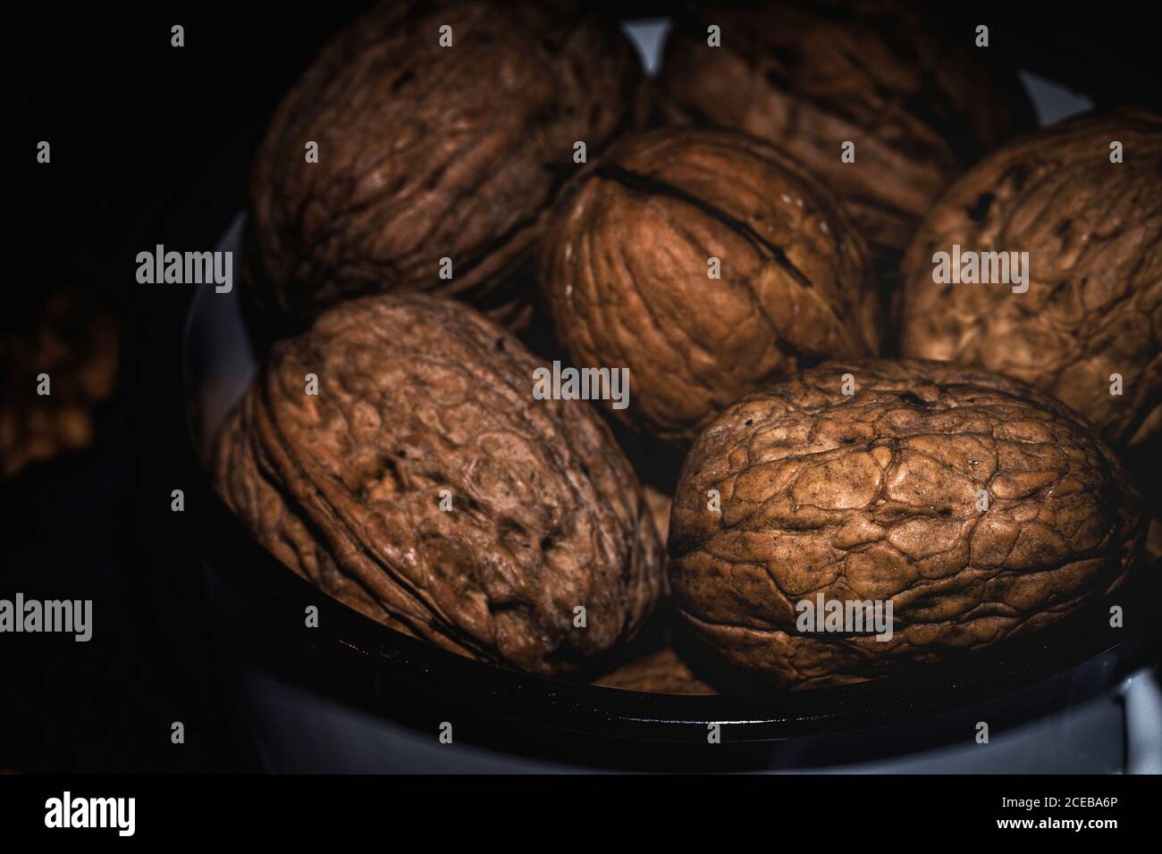 Frutta secca con fondo bianco. Noci; mandorle; noci di anacardi; noci di macadamia Foto Stock