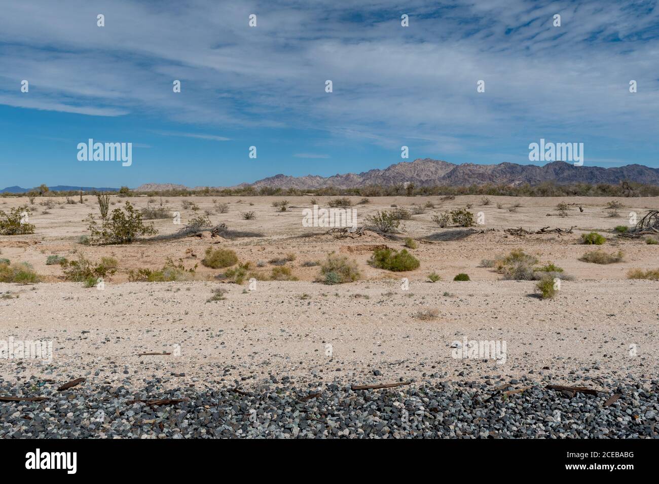 Panoramica delle dune di sabbia imperiali del deserto in una giornata di primavera senza nuvole con cielo blu, vista dai binari ferroviari e vista sul Monte cioccolato Foto Stock