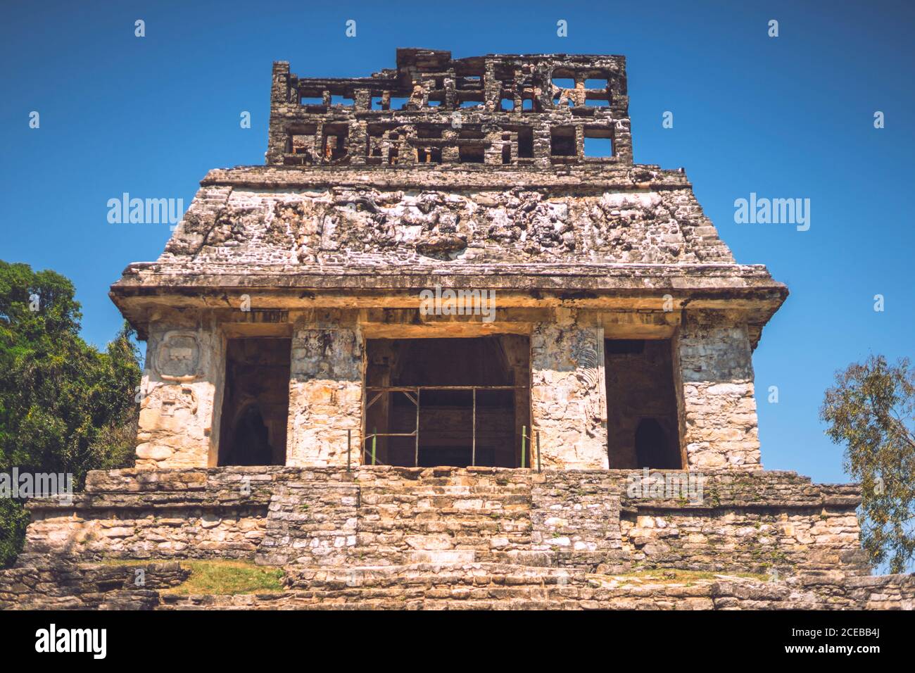 Vista della sorprendente piramide Maya situata nella città di Palenque a Chiapas, Messico Foto Stock