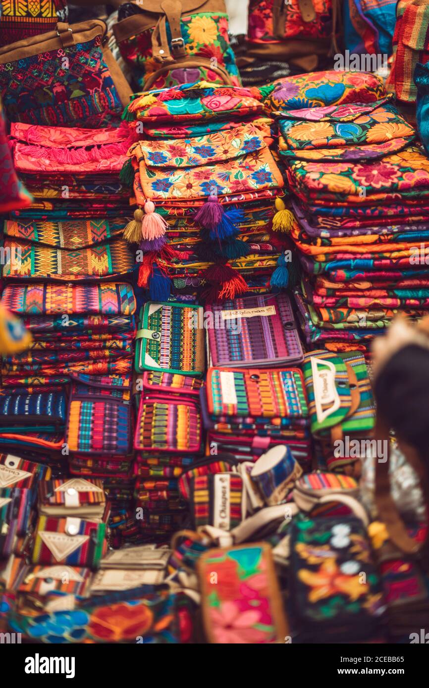 Mucchi di belle borse e borse luminose giacenti sul mercato di San Cristobal de las Casas a Chiapas, Messico Foto Stock
