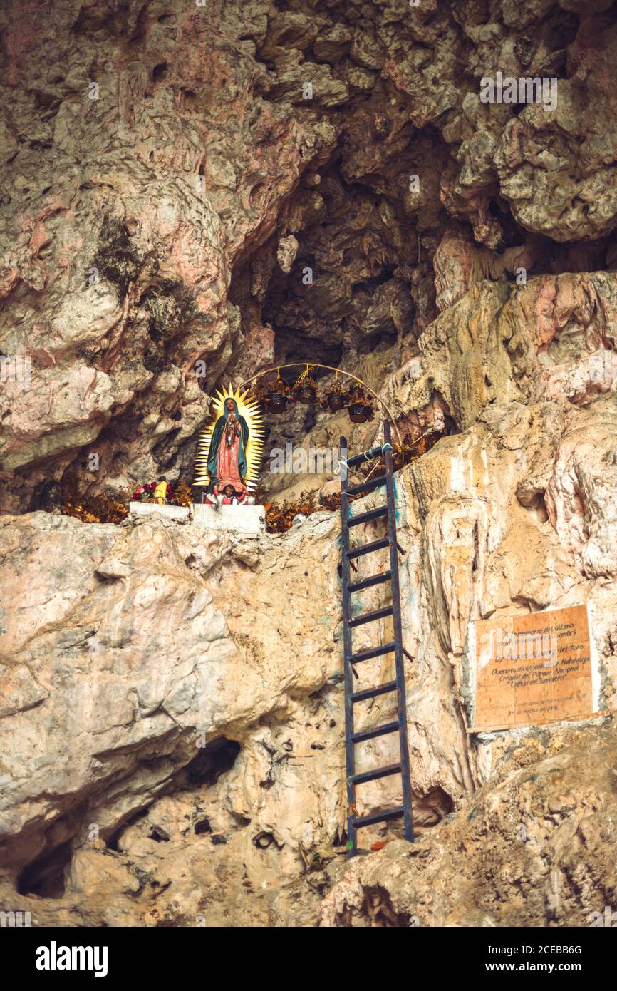 Piccola scala che conduce al santuario dedicato alla Signora di Guadalupe e situato sulla scogliera rocciosa del Canyon del Sumidero a Chiapas, Messico Foto Stock