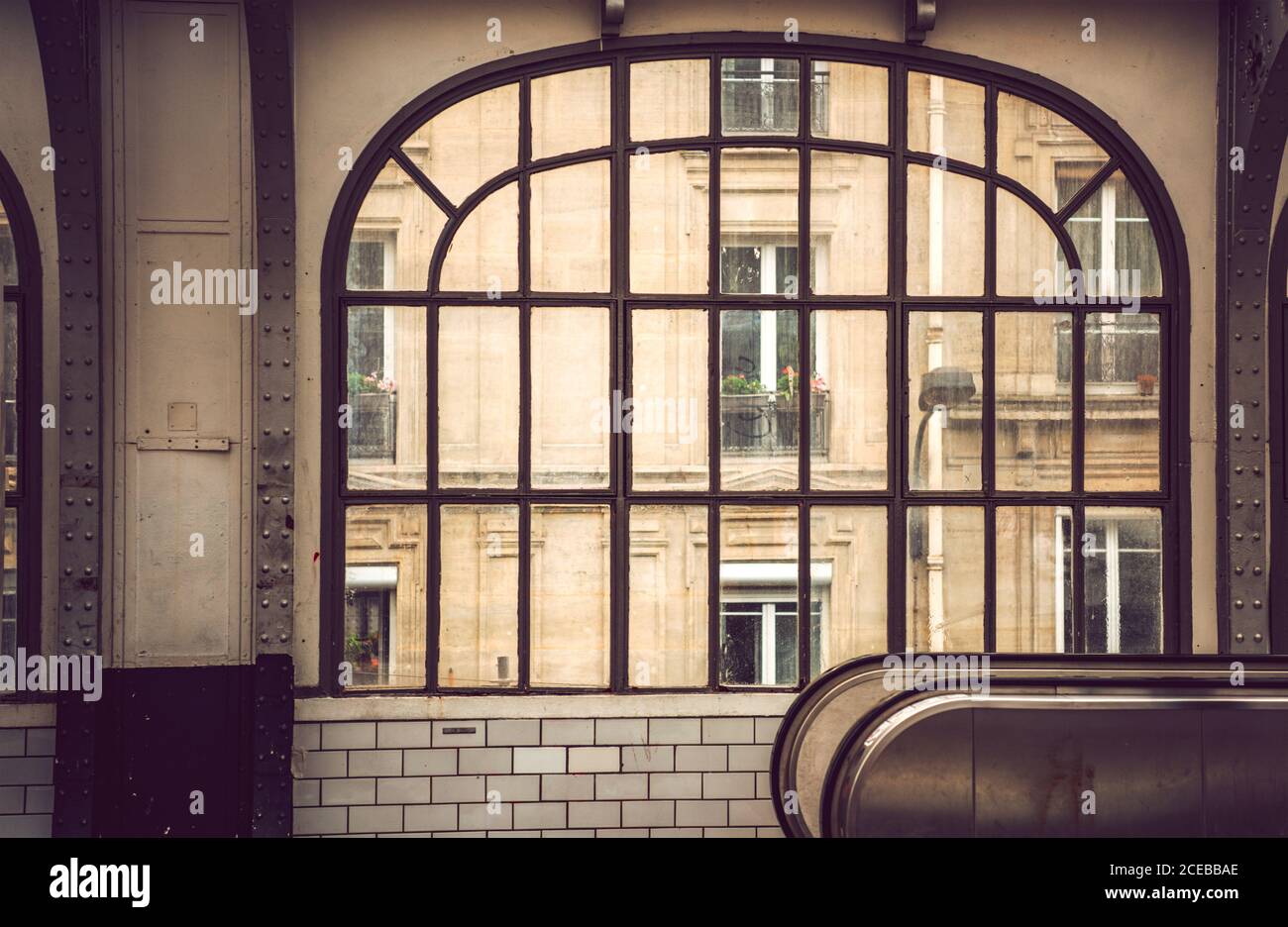 Grande finestra dall'interno dell'edificio con vista sulla facciata Casa di fronte a Parigi Foto Stock
