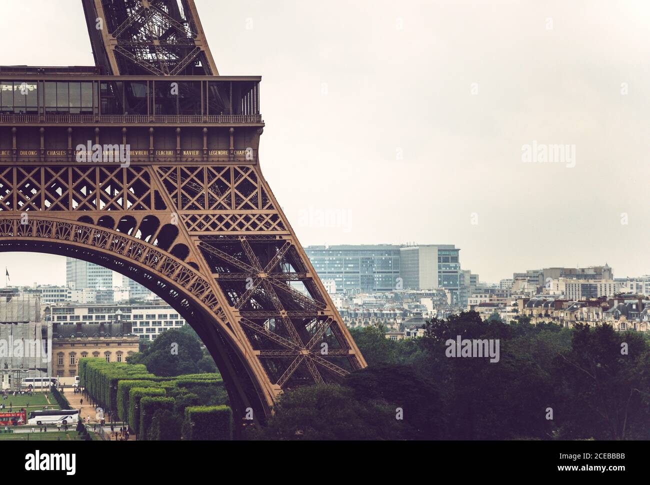 Parte della Torre Eiffel sullo sfondo del paesaggio urbano di Parigi Foto Stock