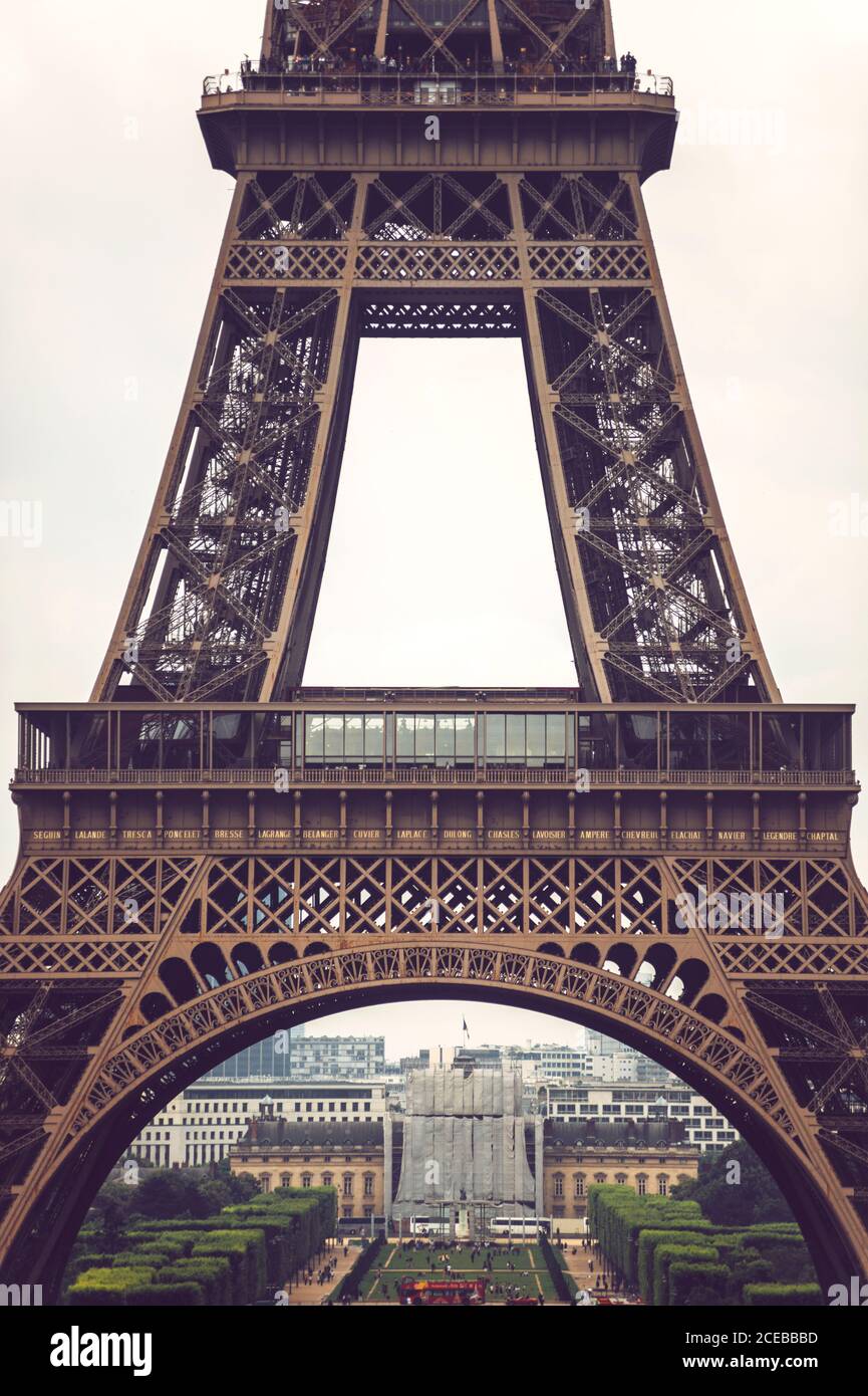Seminterrato della Torre Eiffel a Parigi affollato dai turisti sfondo del paesaggio urbano Foto Stock
