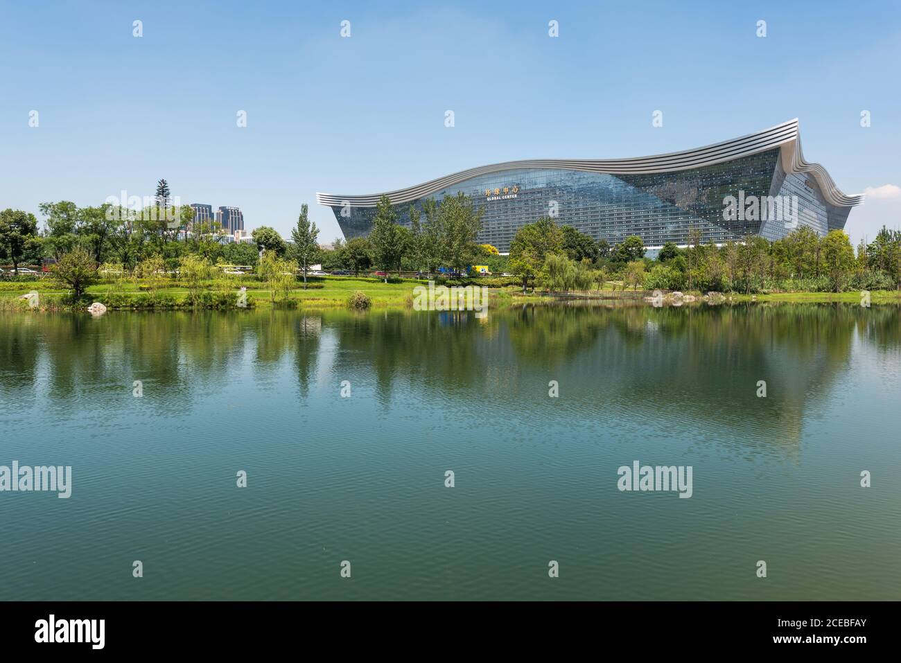 Chengdu, provincia di Sichuan, Cina - 26 agosto 2020 : edificio del Centro Globale del New Century che si riflette in un lago in una giornata di sole con cielo blu chiaro Foto Stock