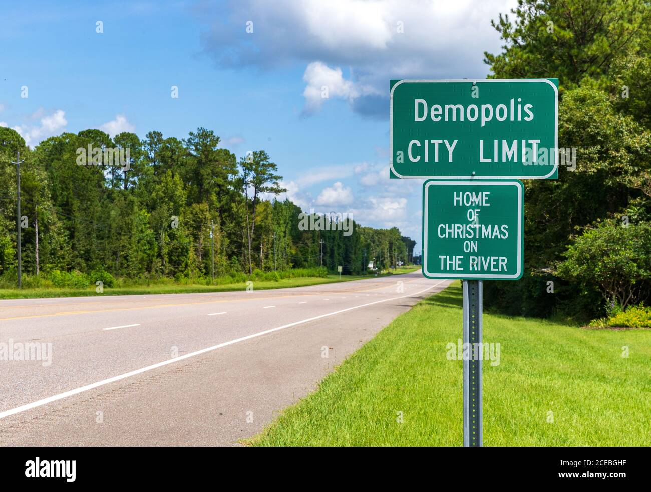 Demopolis, al / USA - 30 agosto 2020: Segnale limite di Demopolis City lungo la strada statale 80 Foto Stock