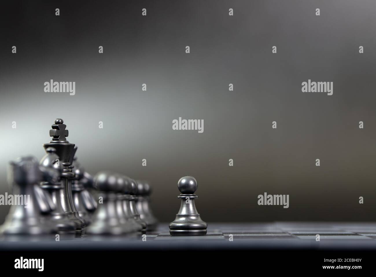 Pezzi di scacchi sulla scheda Foto Stock