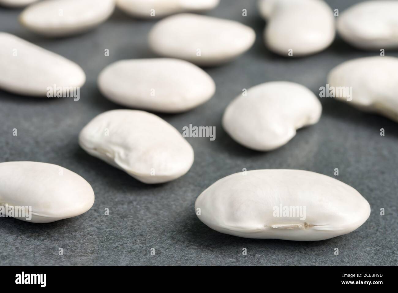 gruppo di fagioli bianchi grandi sul piano di closeup fuoco selettivo Foto Stock