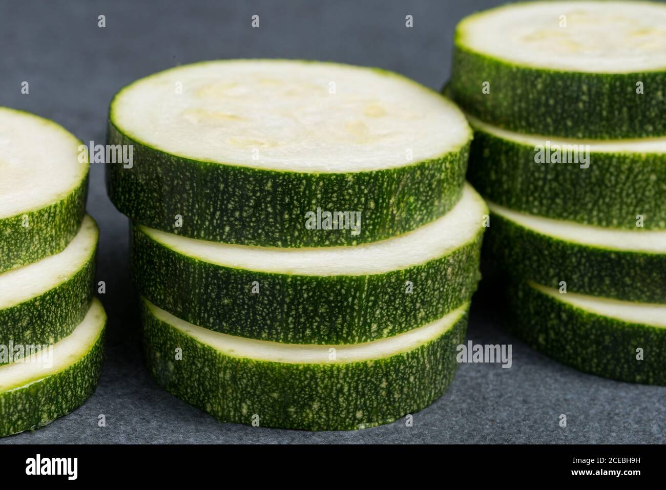 il gruppo di fette di zucchine verdi si concentra in modo selettivo Foto Stock