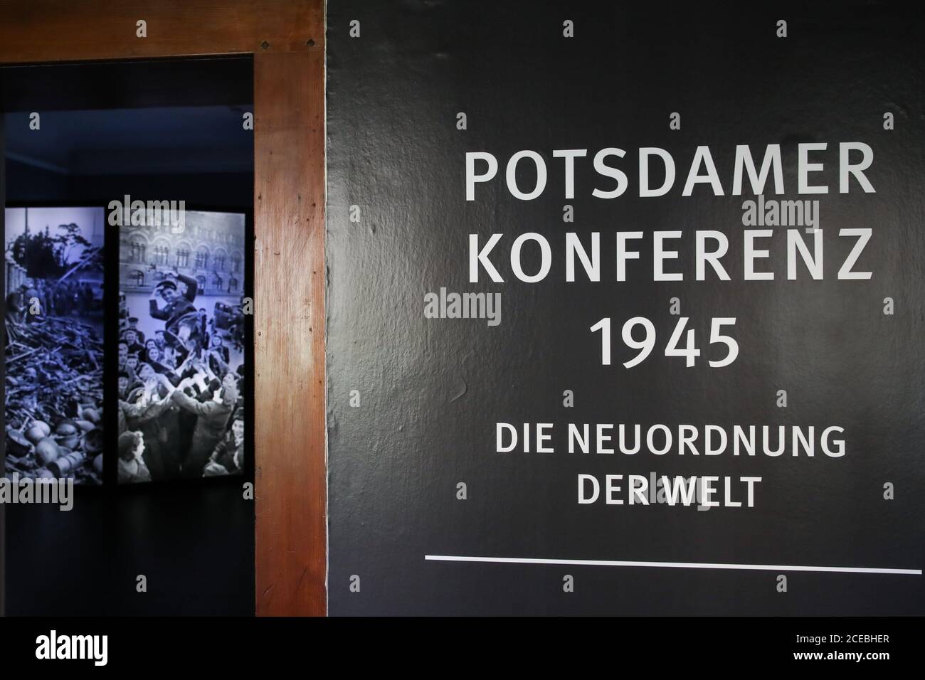 (200901) -- POTSDAM, 1 settembre 2020 (Xinhua) -- Foto scattata il 17 agosto 2020 mostra l'ingresso della mostra speciale "Potsdam Conference 1945 -- Shaping the World" al Palazzo Cecilienhof di Potsdam, Germania. Il Palazzo Cecilienhof, situato in un grande parco, è noto per essere il luogo della Conferenza di Potsdam che si tiene in luglio e agosto 1945. Chiamata 'Potsdam Conference 1945 -- Shaping the World', la mostra si svolge dal 23 giugno al 1 novembre e racconta la storia di come la Potsdam Conference ha spinto il Giappone alla resa incondizionata e scolpito la Germania del dopoguerra, e il mondo come si è guai Foto Stock