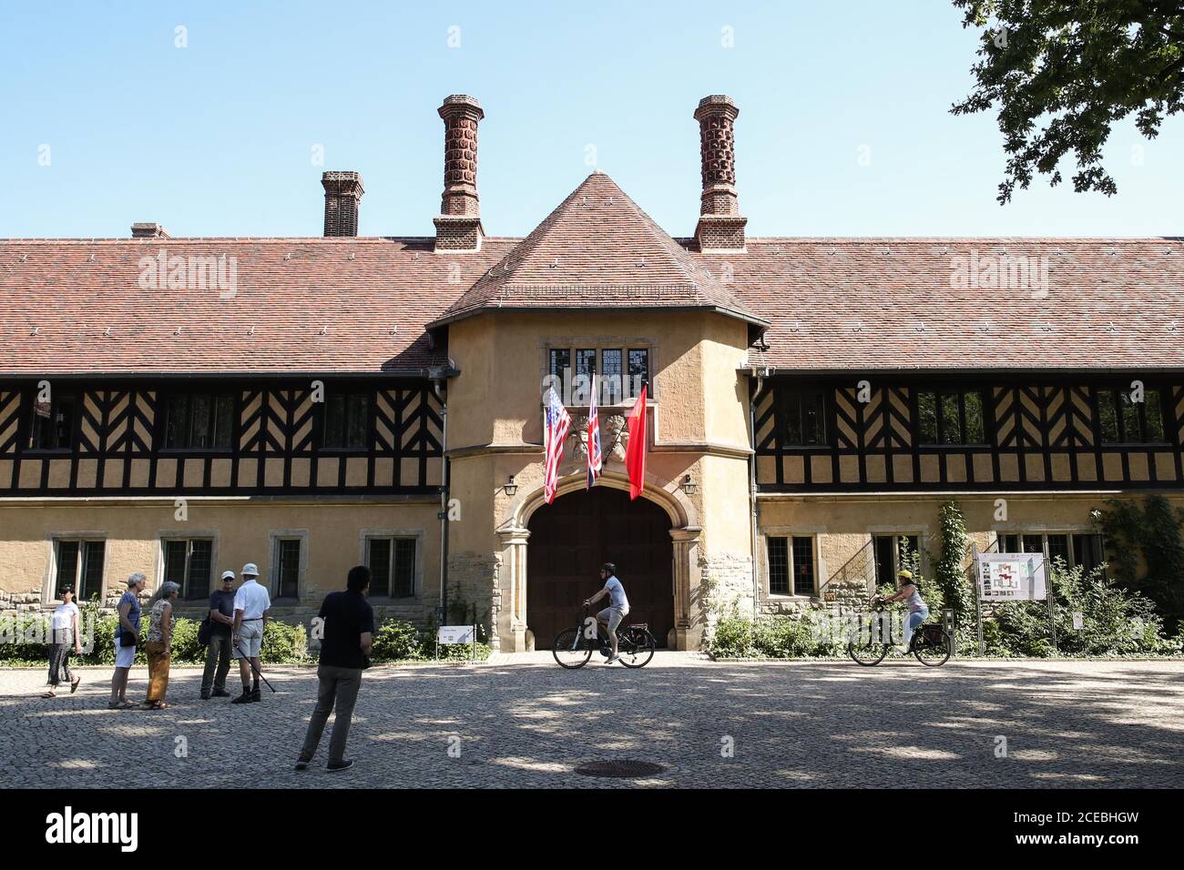 (200901) -- POTSDAM, 1 settembre 2020 (Xinhua) -- Foto scattata il 17 agosto 2020 mostra un ingresso del Palazzo Cecilienhof a Potsdam, Germania. Il Palazzo Cecilienhof, situato in un grande parco, è noto per essere il luogo della Conferenza di Potsdam che si tiene in luglio e agosto 1945. Chiamata 'Potsdam Conference 1945 -- Shaping the World', la mostra si svolge dal 23 giugno al 1 novembre e racconta la storia di come la Potsdam Conference ha spinto il Giappone alla resa incondizionata e scolpito la Germania del dopoguerra, e il mondo come sarebbe stato nella Guerra fredda. PER ANDARE CON 'Feature: A Potsdam Conferenc Foto Stock