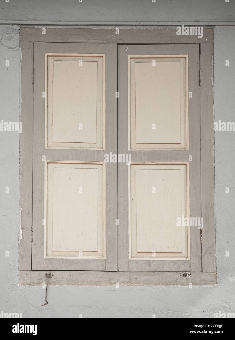 Grigio e bianco chiuso finestra cornice in legno, stile vintage, antico, vecchia casa Foto Stock