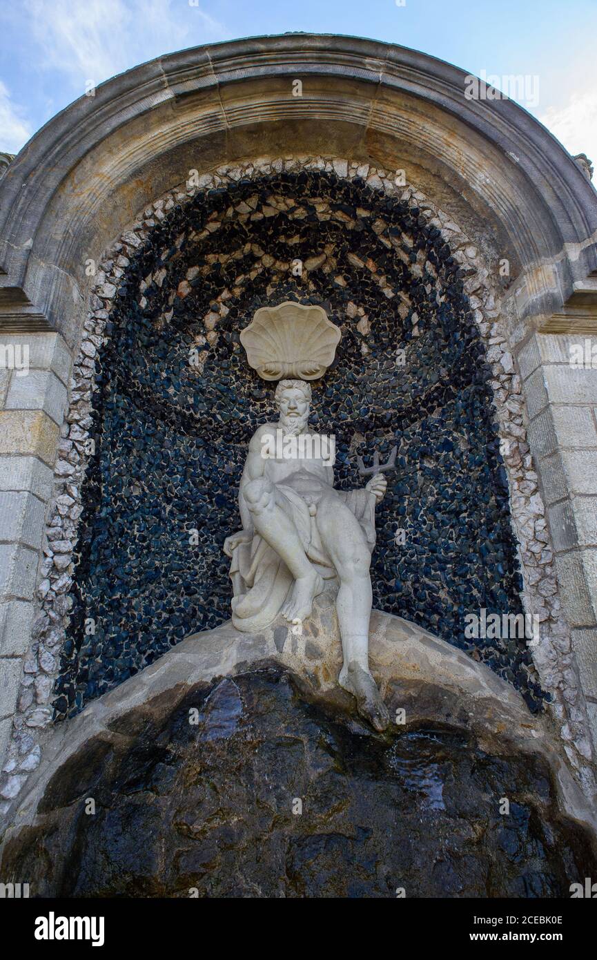 Blankenburg, Germania. 12 agosto 2020. La Grotta di Nettuno all'estremità superiore del Giardino Terrazza del Palazzo Blankenburg. Dal XVII secolo Blankenburg è stata ripetutamente residenza secondaria dei Duchi di Brunswick-Lüneburg. Il Castello di Blankenburg è stato ricostruito più volte e ampliato all'inizio del XVIII secolo. Il giardino terrazzato è stato disposto intorno al 1718. Credit: Klaus-Dietmar Gabbert/dpa-Zentralbild/ZB/dpa/Alamy Live News Foto Stock