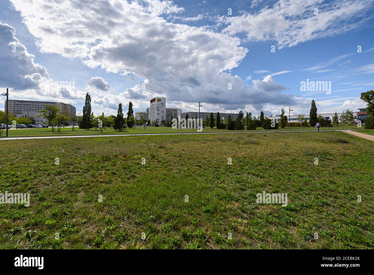 Hoyerswerda, Germania. 31 Agosto 2020. Vista degli edifici prefabbricati nella città nuova. A Hoyerswerda, cinque candidati alla carica di Sindaco del Signore inizieranno la gara il 6 settembre. L'elezione è un barometro dell'opinione pubblica - e rivoluzionario per la città nel mezzo del distretto lusaziano. Credit: Robert Michael/dpa-Zentralbild/dpa/Alamy Live News Foto Stock