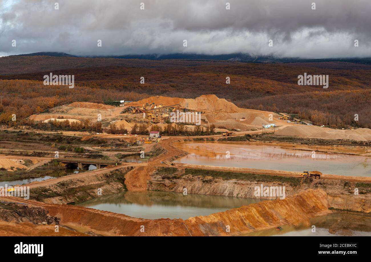 Vista mozzafiato sul drone del cielo nuvoloso su terreni collinari e stagni a Soria, Spagna Foto Stock