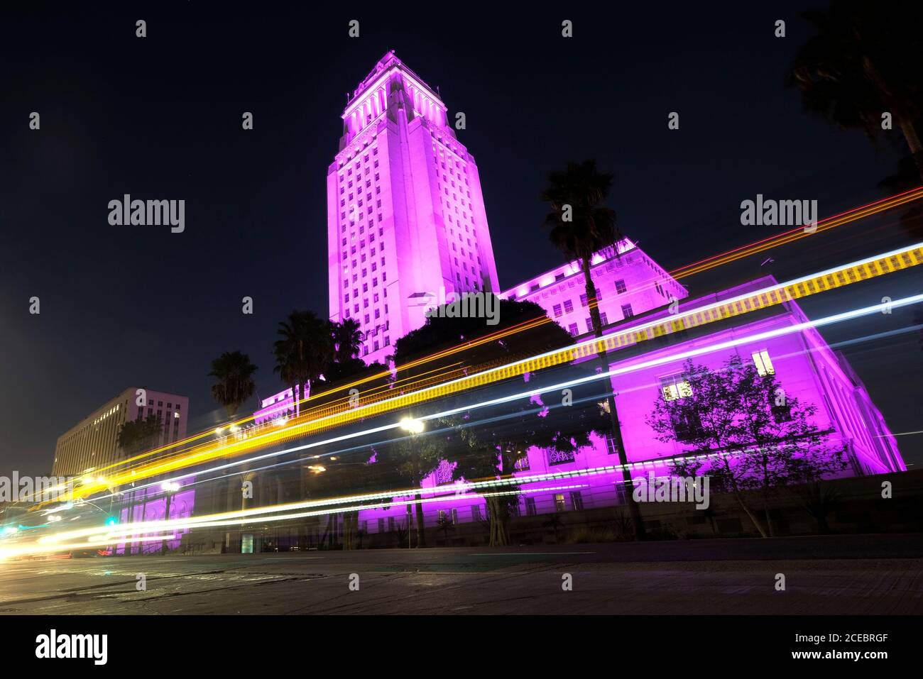 Los Angeles, California, Stati Uniti. 31 Agosto 2020. L'edificio del Municipio di Los Angeles si illumina in viola per riconoscere la Giornata Internazionale di sensibilizzazione al sovradosaggio, un evento globale che si tiene il 31 agosto di ogni anno che mira a sensibilizzare il pubblico sul sovradosaggio e a ridurre lo stigma della morte correlata al farmaco, a Los Angeles il 31 agosto 2020. Credit: Ringo Chiu/ZUMA Wire/Alamy Live News Foto Stock