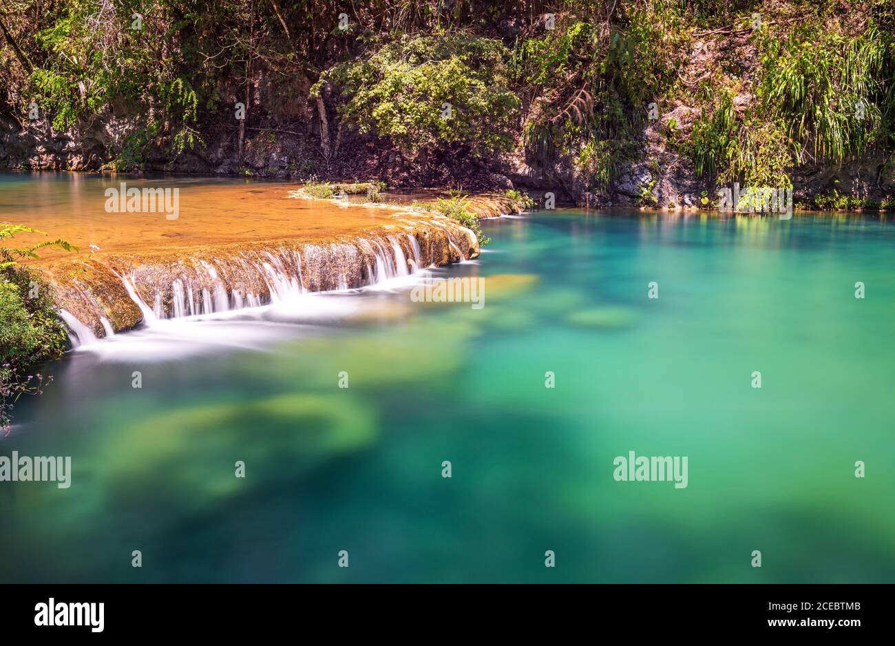 Cascate di Semuc Champey nella giungla di Peten del Guatemala. Foto Stock