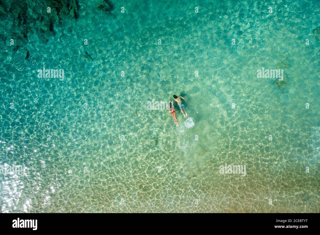 Veduta aerea posteriore di uomo e donna rilassati che nuotano insieme sott'acqua in acque turchesi belle in un giorno estivo soleggiato a la Graciosa, Isole Canarie Foto Stock