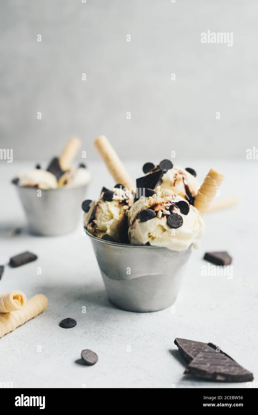 Gelato alla vaniglia con cioccolato e wafer Foto Stock