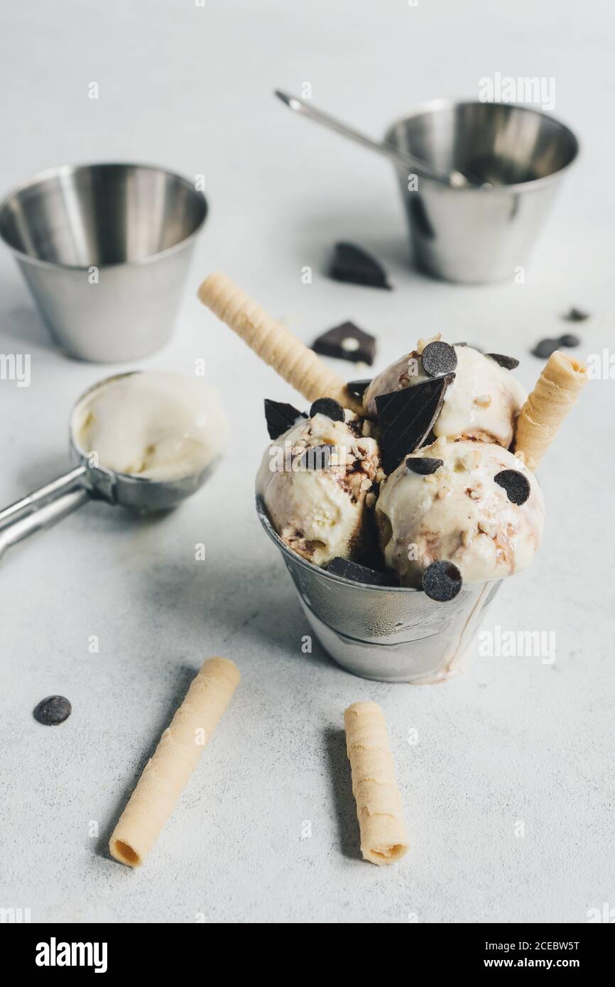 Gelato alla vaniglia con cioccolato e wafer Foto Stock