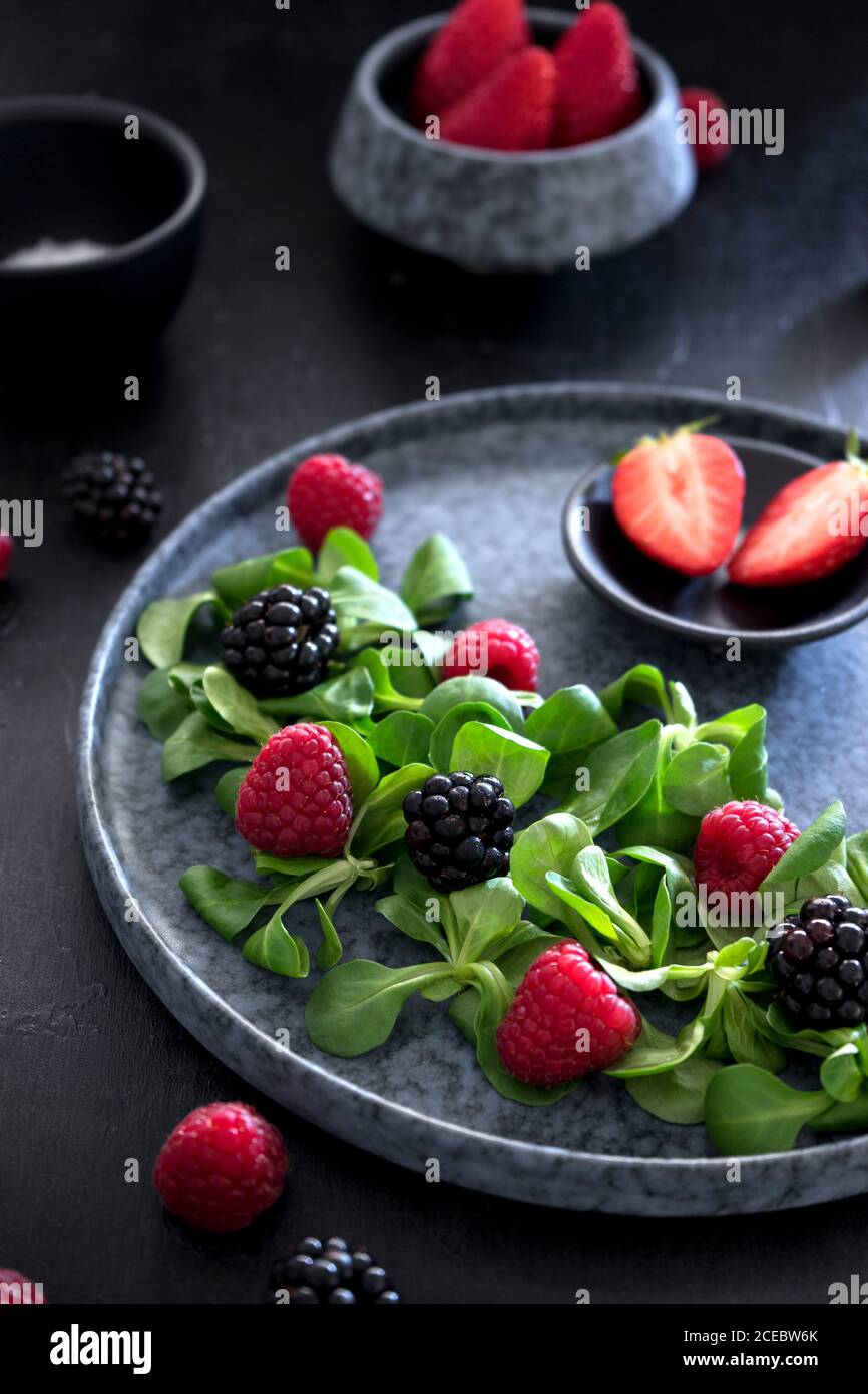 Primo piano su insalata di frutti di bosco Foto Stock