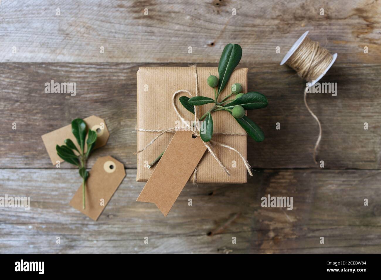 Presente confezionato in casa su un tavolo di legno Foto Stock