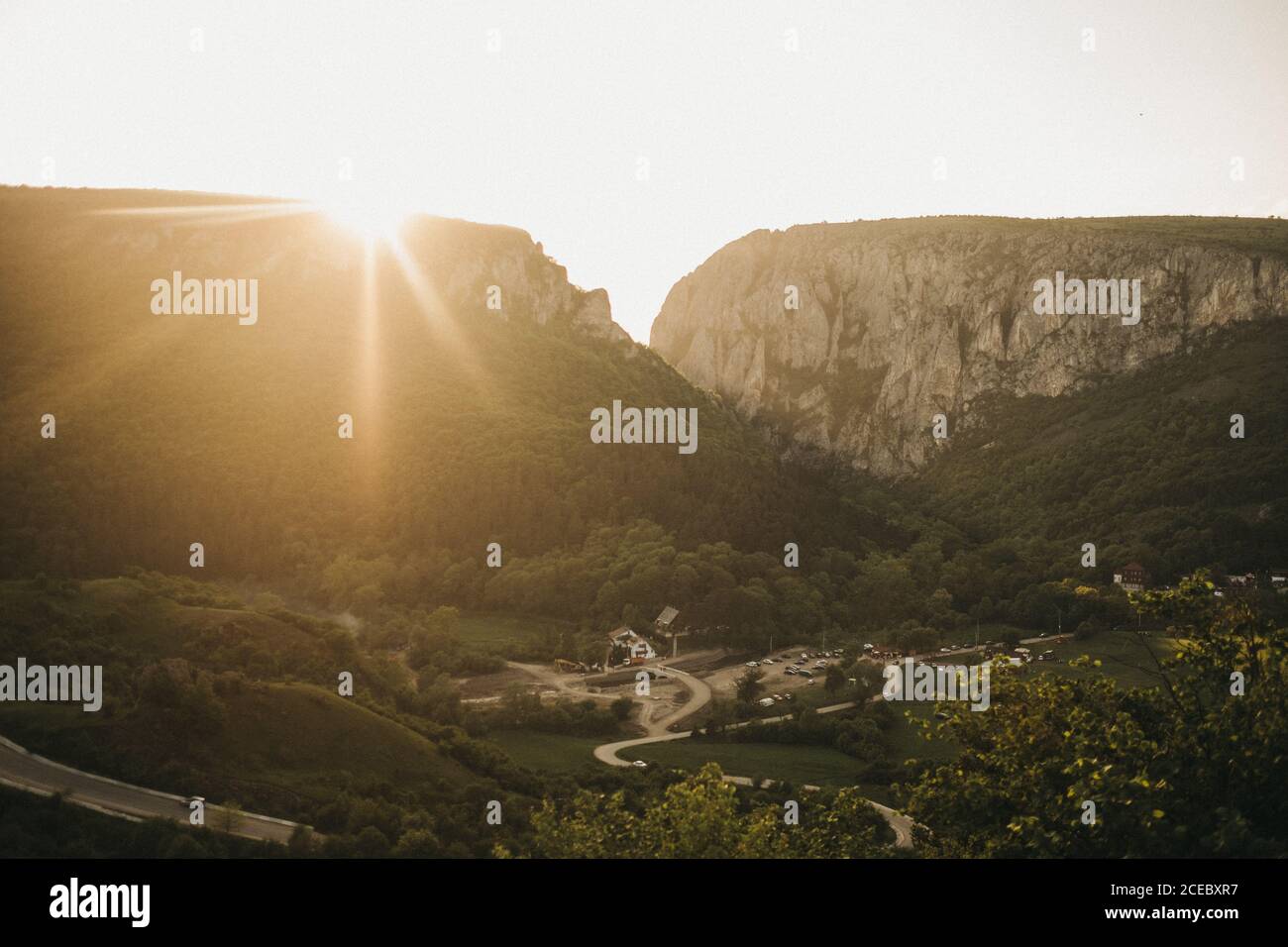 Vista mozzafiato del sole luminoso che splende sulle splendide montagne e. valle pittoresca Foto Stock