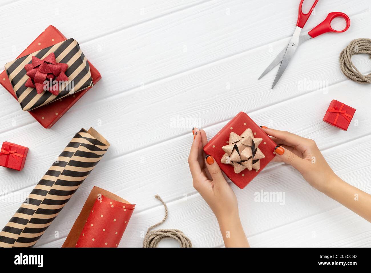 Regalo di Natale che avvolge su tavolo di legno bianco Foto Stock