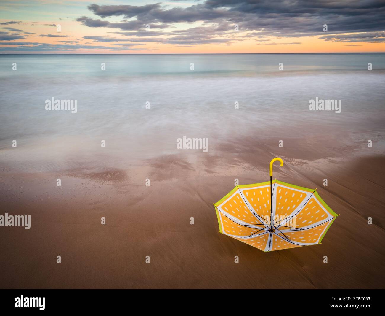 Ombrellone sulla spiaggia vicino al mare Foto Stock