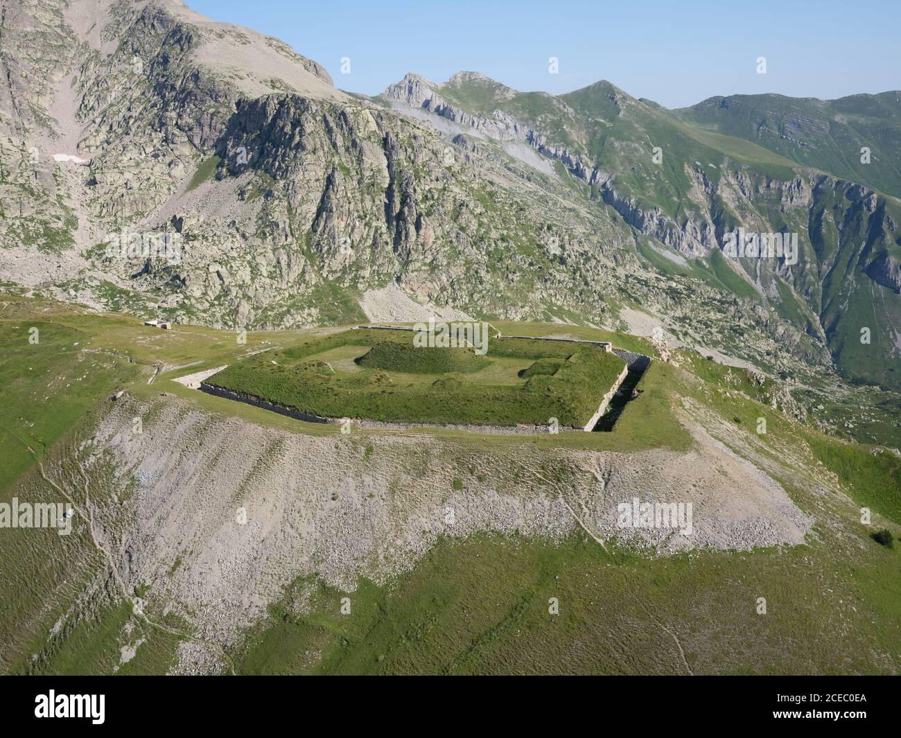 VISTA AEREA. Fort de Giaure una vecchia fortificazione militare sopra col de Tende. Tende, Alpi Marittime, Francia. Foto Stock