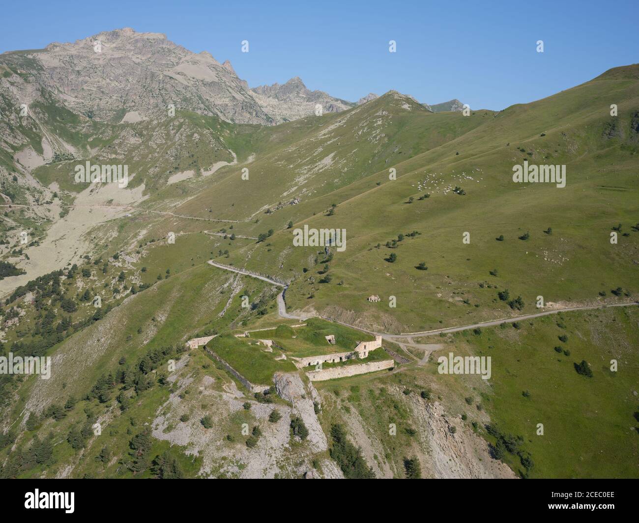 VISTA AEREA. Fort de la Marguerie, un'antica fortificazione militare vicino al col de Tende. Tende, Alpi Marittime, Francia. Foto Stock