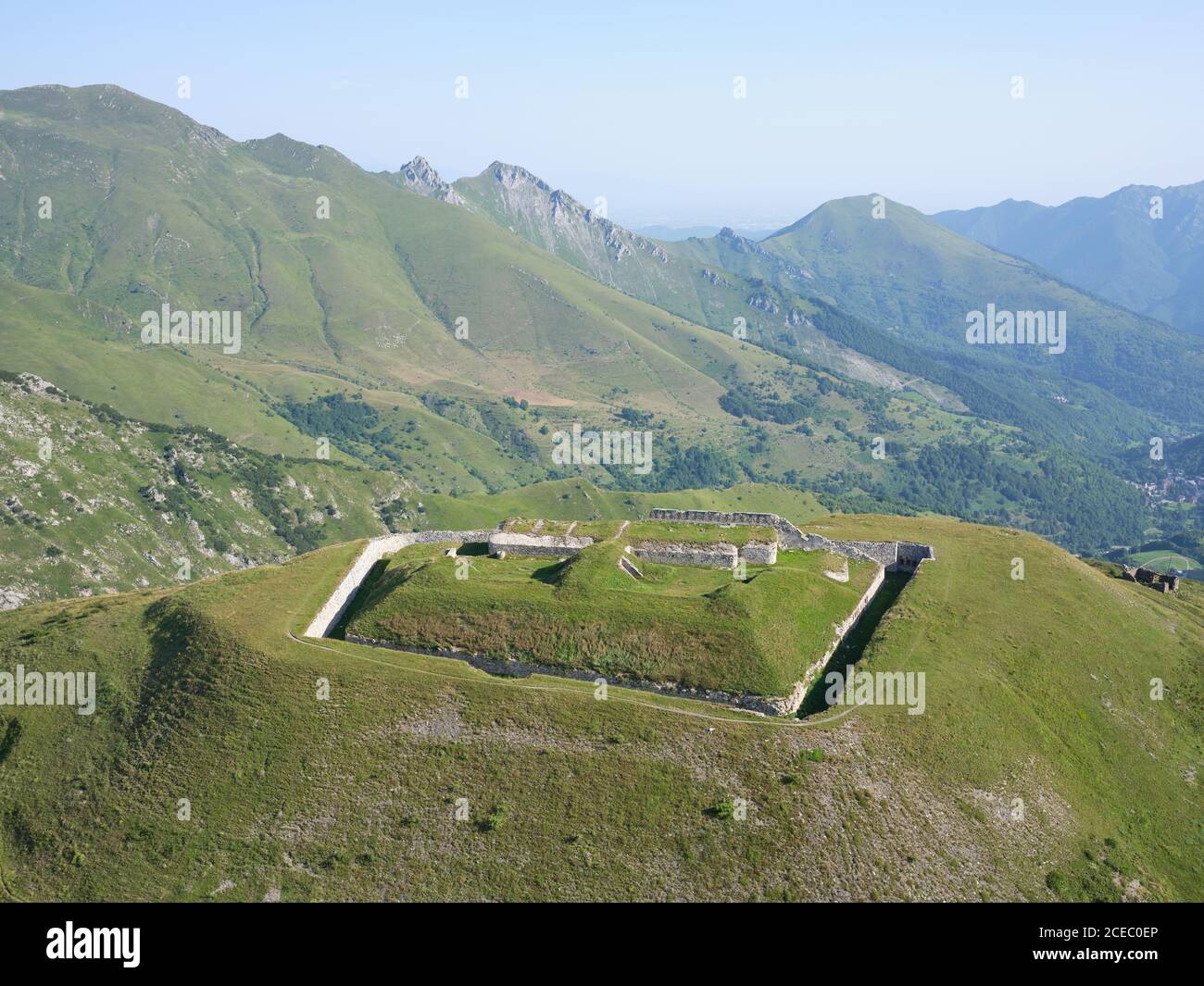 VISTA AEREA. Forte Pernante, una vecchia fortificazione militare sopra col de Tende. Tende, Alpi Marittime, Francia. Foto Stock