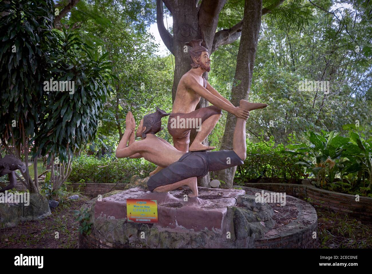 Statua di stretching esercizio in stile medico tradizionale tailandese per migliorare il benessere sia per il corpo e la mente. Foresta di Ruesi, Pattaya, Tailandia, Foto Stock