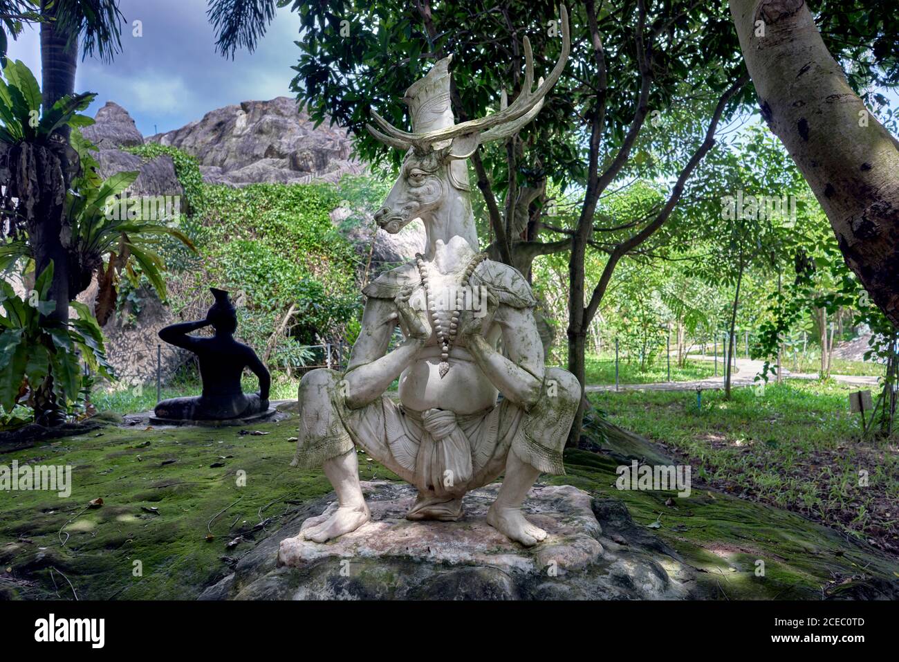 Statua antropomorfa di stretching esercizio in un tradizionale centro medico thailandese per migliorare il benessere sia per il corpo che per la mente. Pattaya Asia Foto Stock