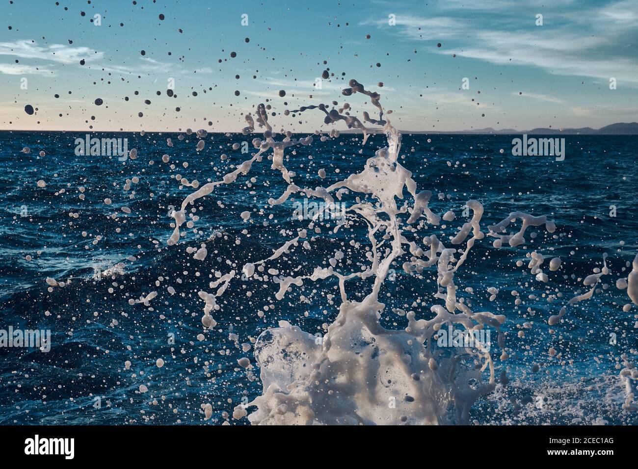 Spruzzi di mare blu Foto Stock